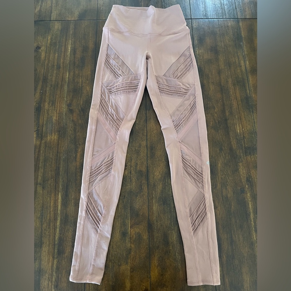 Alo Chic Pink Leggings with Geometric Design